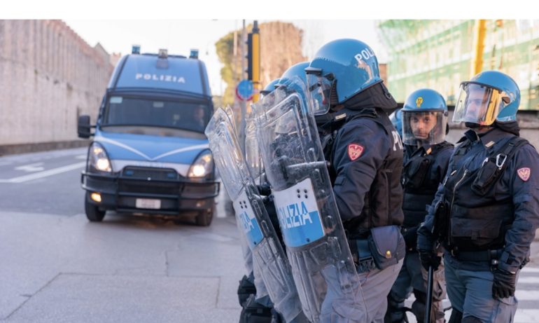 Bologna, agente di polizia ferito all’arrivo dei tifosi del Napoli