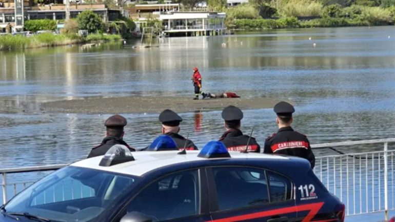 Pozzuoli, corpo senza vita nel lago Lucrino: si indaga su un possibile malore