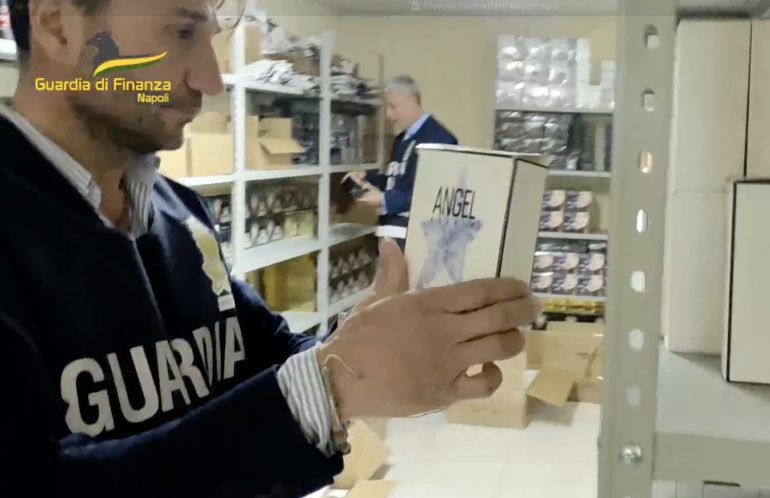 Scoperto ad Orta di Atella il deposito del falsi profumi