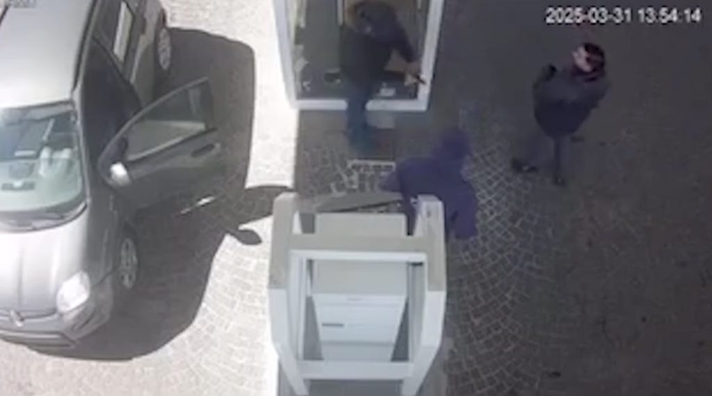 Caserta, il rapinatore seriale dei distributori torna a colpire: terrore a Carinaro
