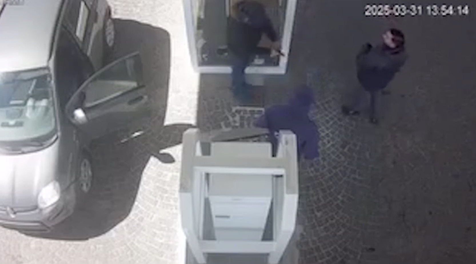 Caserta, il rapinatore seriale dei distributori torna a colpire: terrore a Carinaro