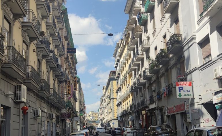 Napoli, caccia ai due banditi che hanno ferito il gioielliere per rapinargli il Rolex