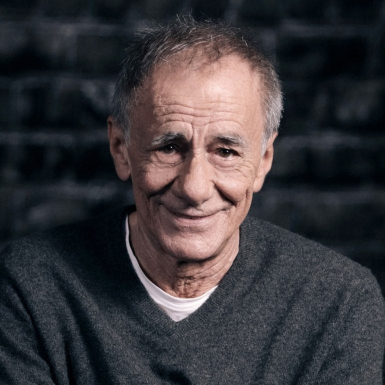 A Napoli il manifesto di Vecchioni per i giovani: “Non arrendetevi mai e seguite l’amicizia”