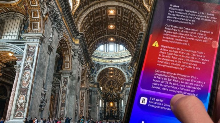 Roma suona allarme  IT Alert  che spaventa Cittadini e Fedeli presenti per addio al Papa