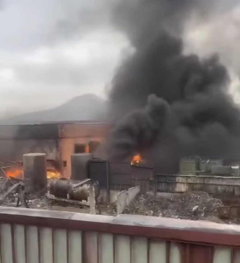 Scafati, nuovo incendio nel capannone rifiuti della Seneca