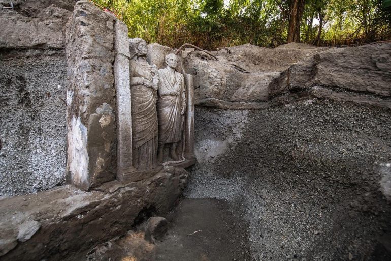 Scoperta eccezionale a Pompei: rilievo funebre di una coppia dalla Necropoli di Porta Sarno