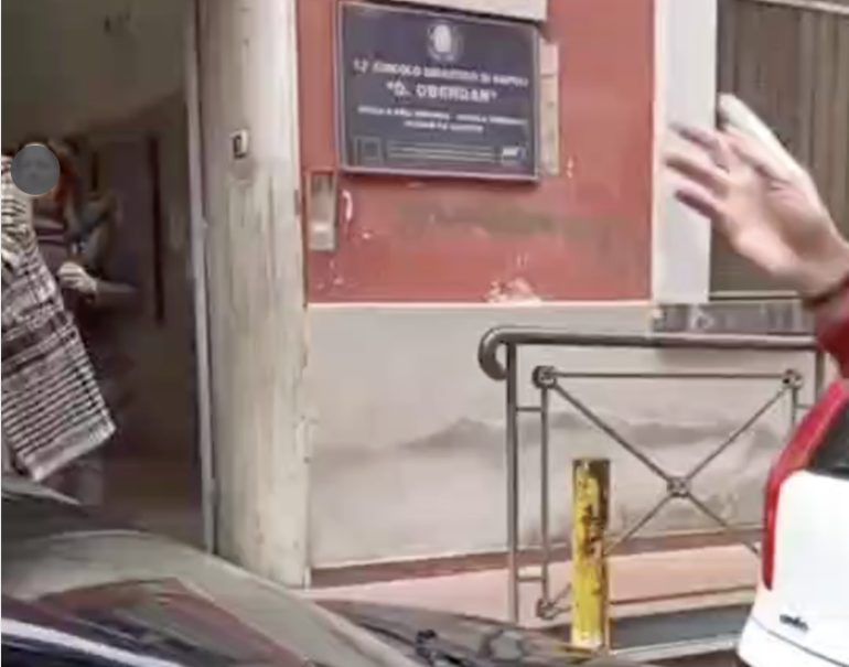 Napoli, sosta selvaggia a Vico Tarsia: bambini costretti a scavalcare le auto per uscire da scuola