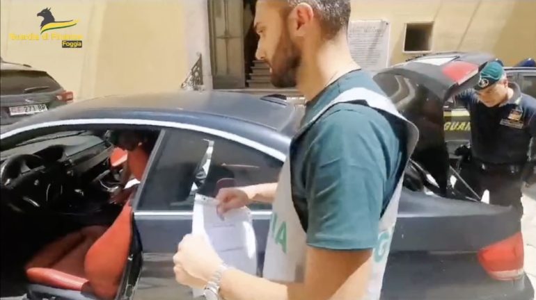 Maxi-frode fiscale da 15 milioni nell’importazione di auto di lusso: 13 sequestri e 33 indagati