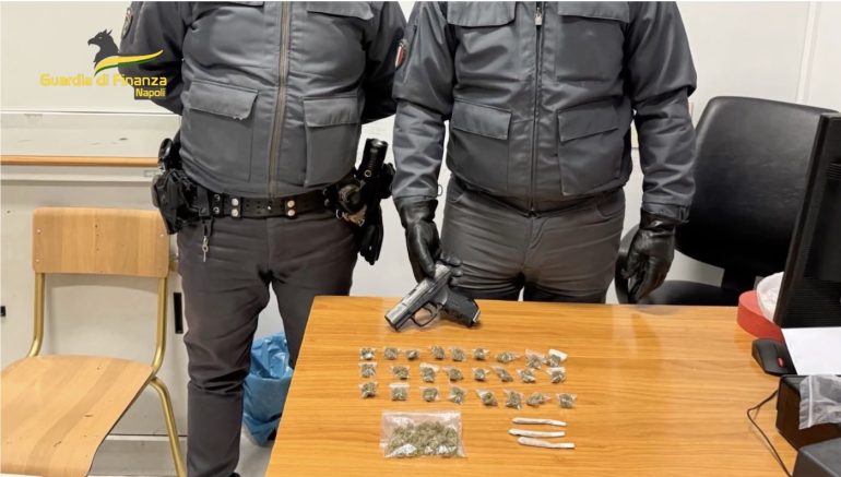 Napoli, cocktail e cannabis nel bar del centro storico