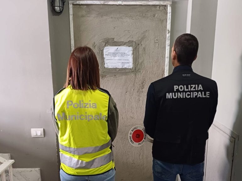 Occupazione abusiva in un alloggio comunale a Napoli, scatta lo sgombero immediato