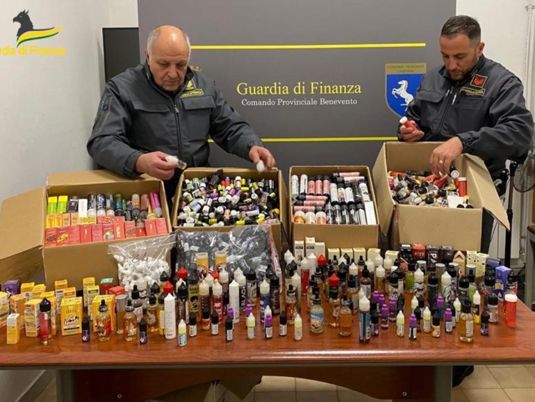 Sigarette elettroniche, blitz della Finanza a Benevento: sequestrati oltre 2.400 flaconi irregolari