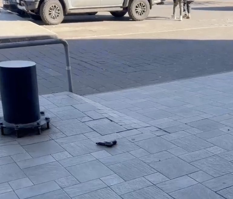 Alife, sparatoria davanti a un centro commerciale: due feriti