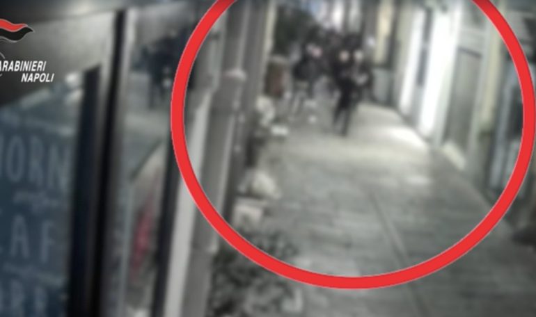 Napoli, “Vuoi vedere che ti sparo in testa?”: l’aggressione a Chiaia al ragazzo che festeggiava il compleanno