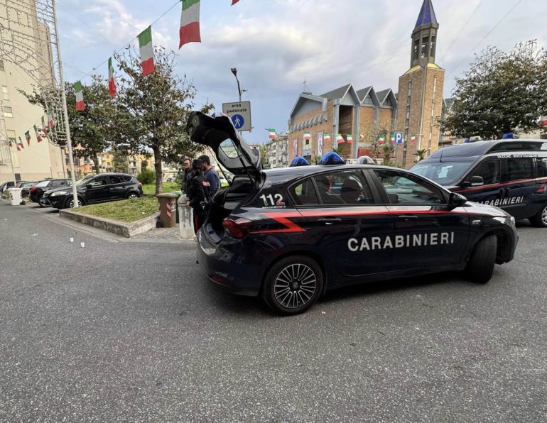 Napoli, nuova sparatoria a piazza Capri: auto crivellata di colpi