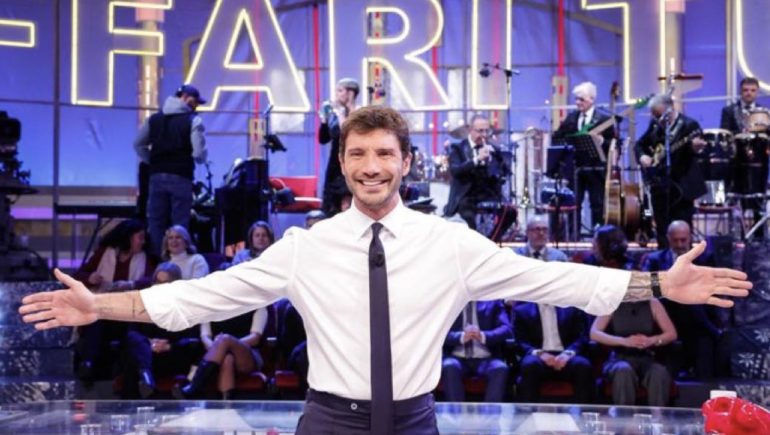 Affari Tuoi speciale del 2 maggio, Stefano De Martino con tutti i suoi amici