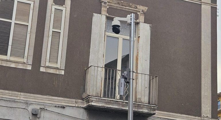 Arzano, centro storico: distrutto il sistema di video sorveglianza