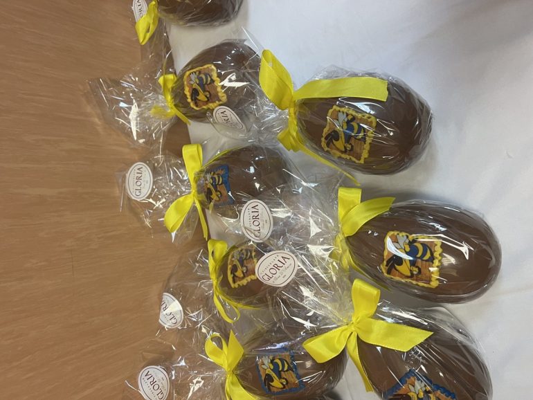 La Juve Stabia in visita ai piccoli pazienti del San Leonardo: sorrisi e cioccolato nel reparto pediatria