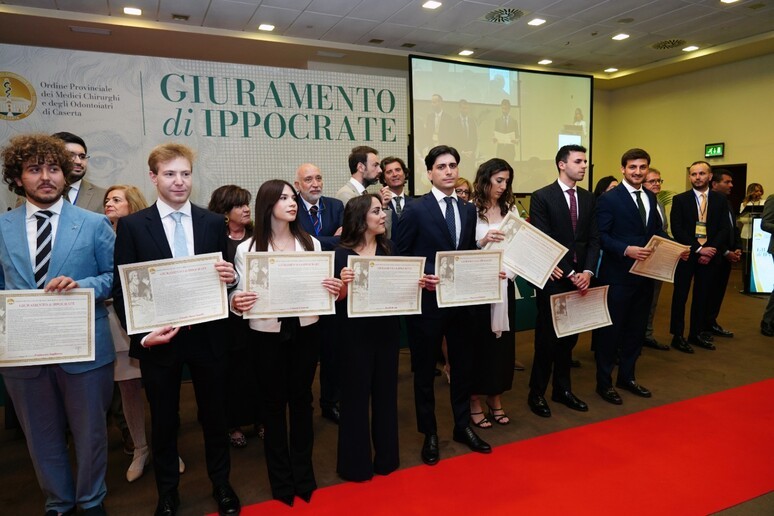 310 nuovi medici pronunciano giuramento Ippocrate a Caserta