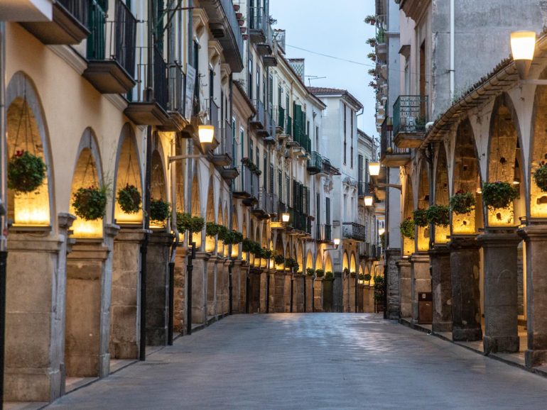 Cava de’ Tirreni, il corso porticato più grande del Sud Italia diventa museo open air col Giubileo For All
