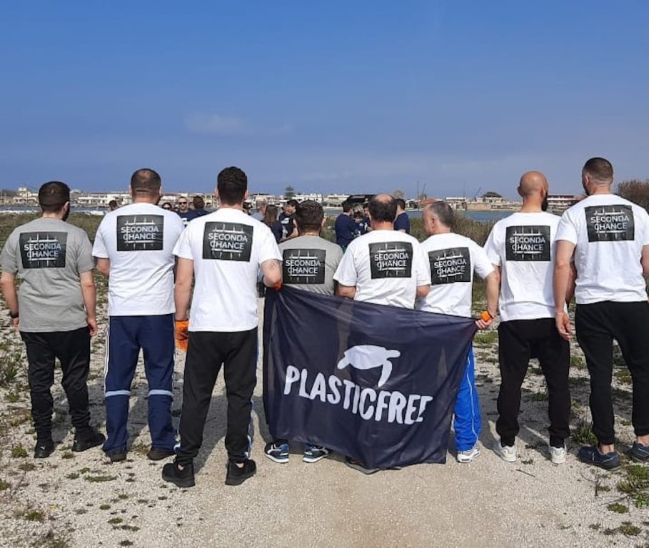 Napoli, detenuti e volontari insieme per ripulire Mergellina: azione simbolica per inclusione e riscatto