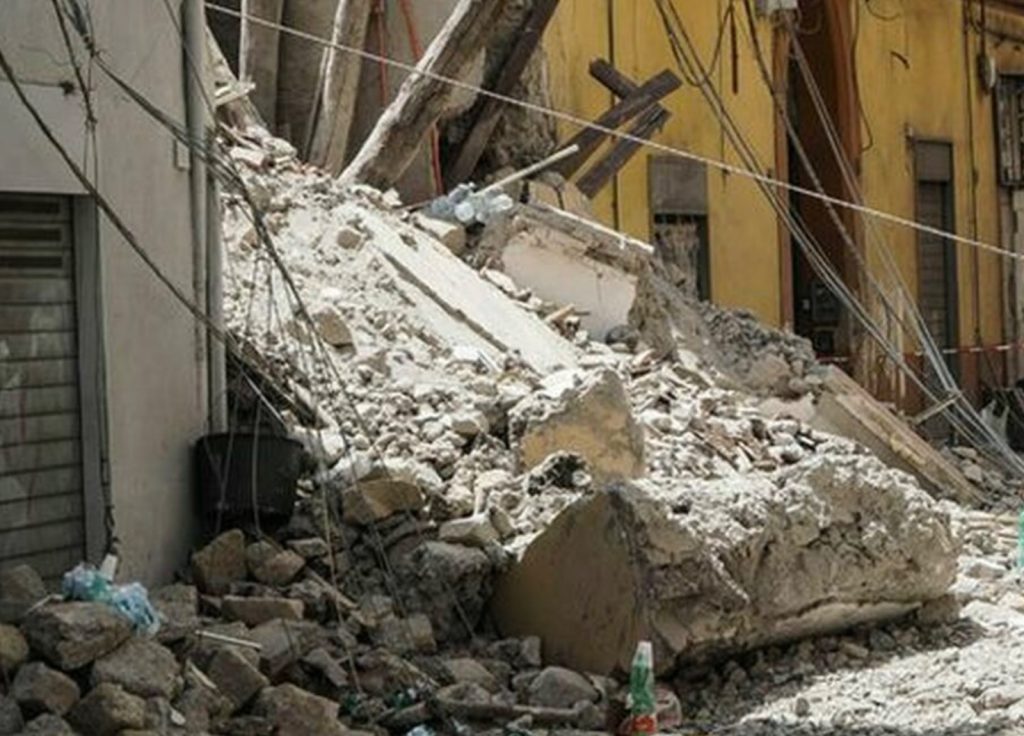 Lecce: crolla palazzina a Carmiano, soccorsi 4 operai rimasti sotto le macerie