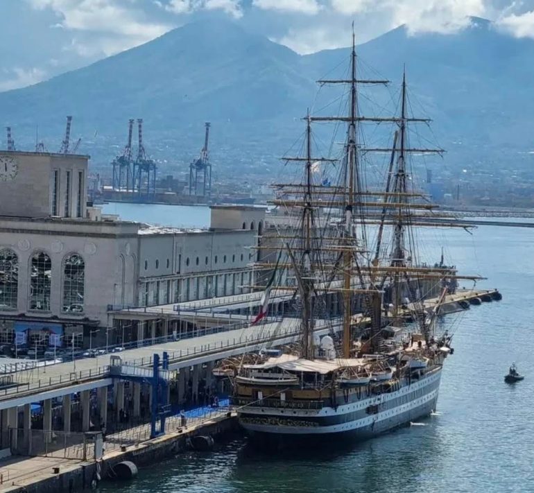 L’Amerigo Vespucci fa scalo a Napoli: il Comune celebra l’arrivo con eventi al Villaggio IN Italia