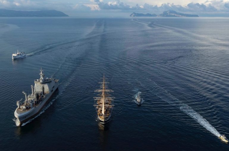 Castellammare, storico incontro in mare tra Nave Vespucci e Nave Atlante