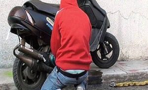 Minorenne tenta furto scooter, bloccato con coltello e morsettiera: denunciato a Marechiaro