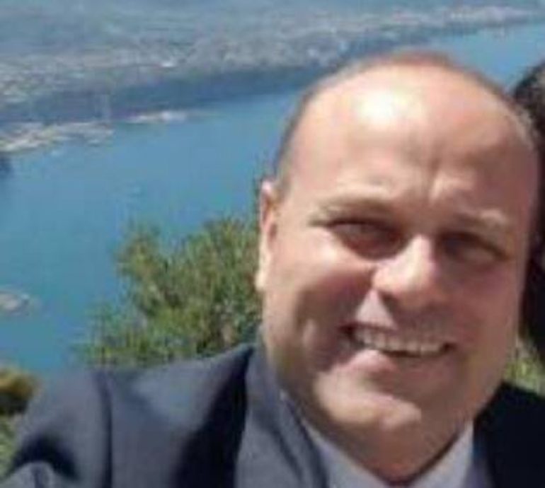 collaboratore del sindaco ripreso mentre conta la tangente in Bagno