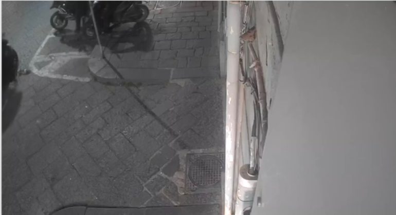 Napoli, furto lampo a Porta Capuana: moto rubata in 20 secondi sotto l’occhio delle telecamere