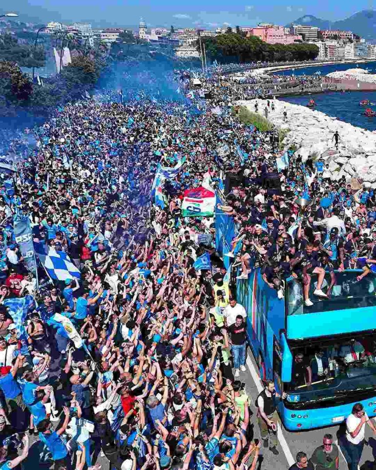 Napoli, la festa scudetto sul lungomare vista da 70 milioni di persone in tutti il mondo