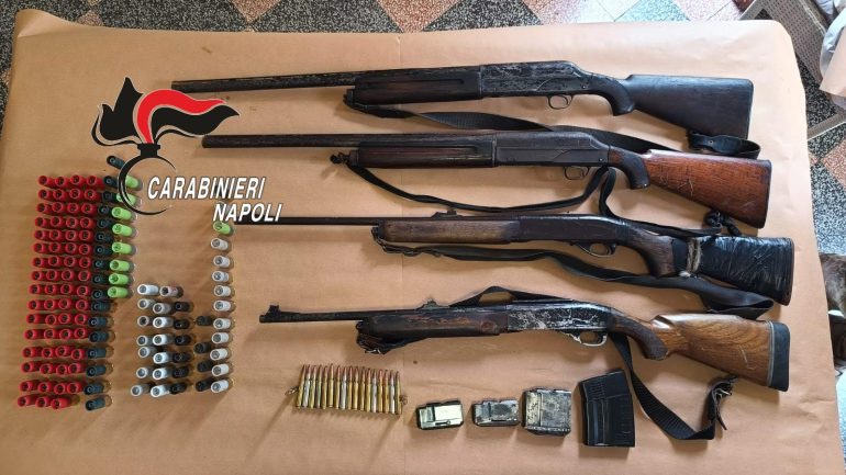 Lettere, armi e munizioni nascoste nei boschi dei Monti Lattari: nuovo sequestro dei Carabinieri