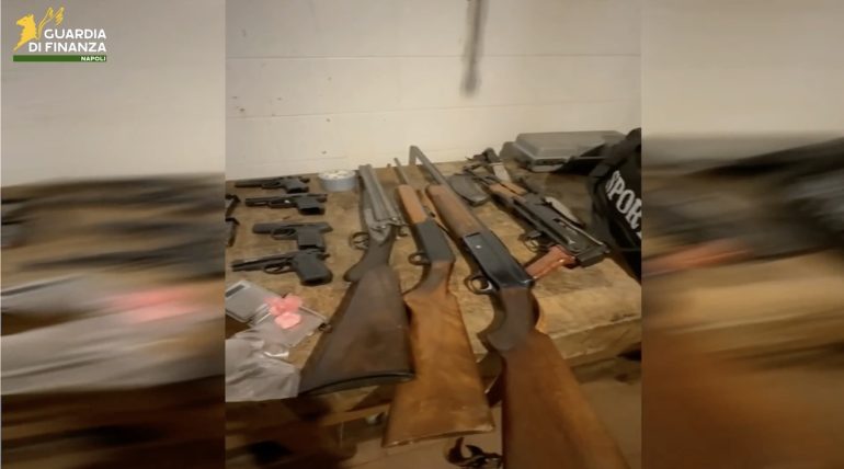 Arsenale e 21 chilogrammi di cocaina: 4 persone arrestate