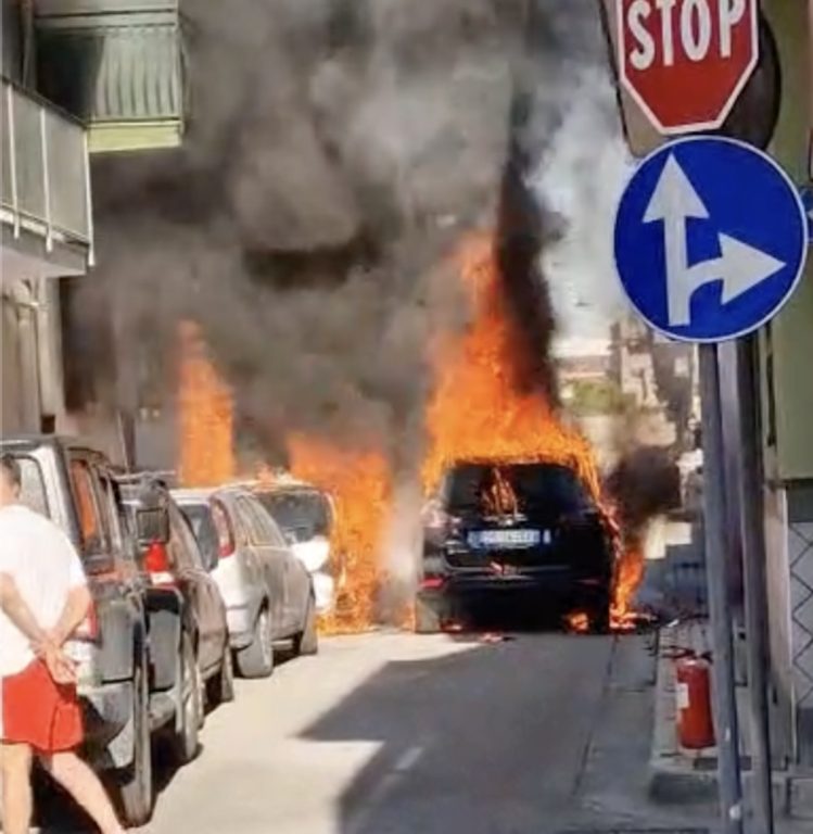 Paura nel centro storico di Arzano: vanno a fuoco tre auto in strada