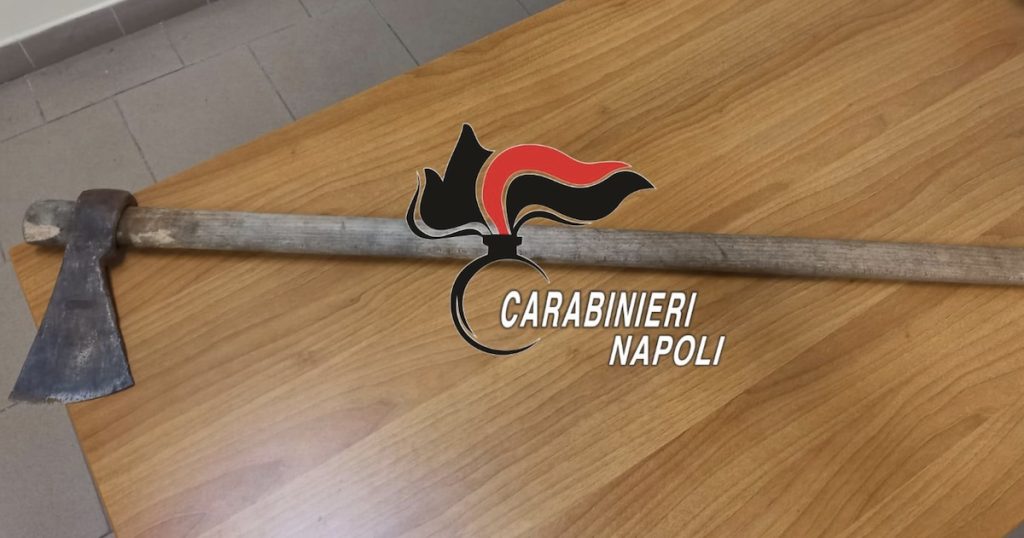 Choc a Portici, 15enne armato di ascia aggredisce i genitori: arrestato