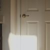Macchie sulle porte bianche? Ecco come pulirle senza verniciare o