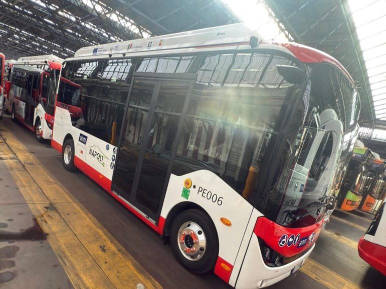 Napoli accelera sull’elettrico: entro il 2026 oltre 250 bus green in città