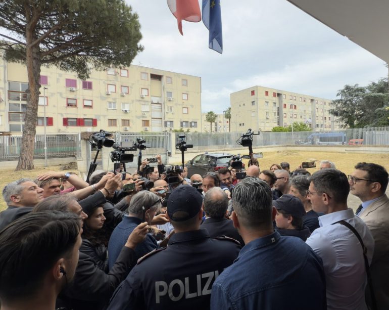 Campi Flegrei, nuovo sciame sismico: 30 scosse rilevate, 83 persone evacuate a Pozzuoli