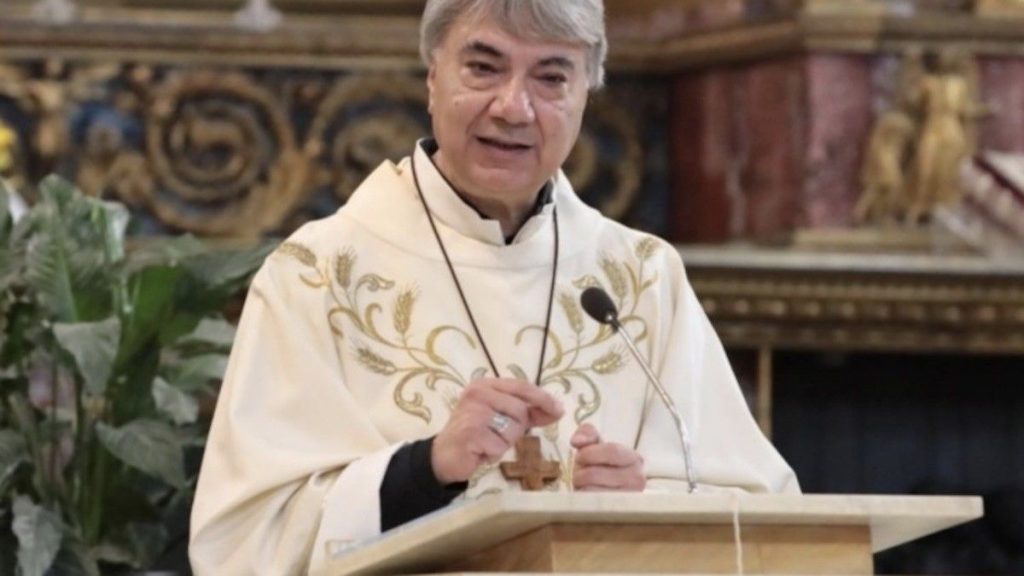 Il cardinale Battaglia in visita al Monaldi: incontro con la mamma del bimbo trapiantato