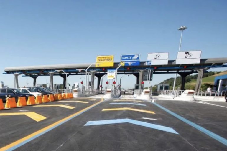 Castellammare, sorpreso a svuotare le casse automatiche al casello A3: arrestato pregiudicato