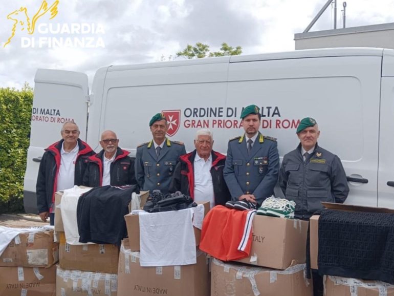 Caserta, la Finanza dona abiti e scarpe sequestrate alle persone bisognose
