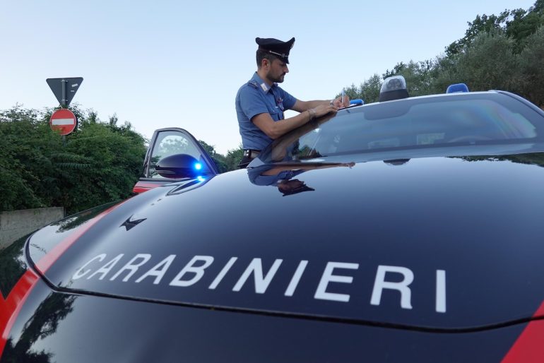 Scommesse clandestine e cibo senza tracciabilità: maxi-operazione in tre quartieri di Napoli