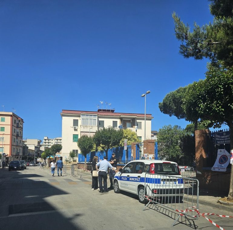 Casavatore, seggi blindati da transenne: controlli serrati delle forze dell’ordine