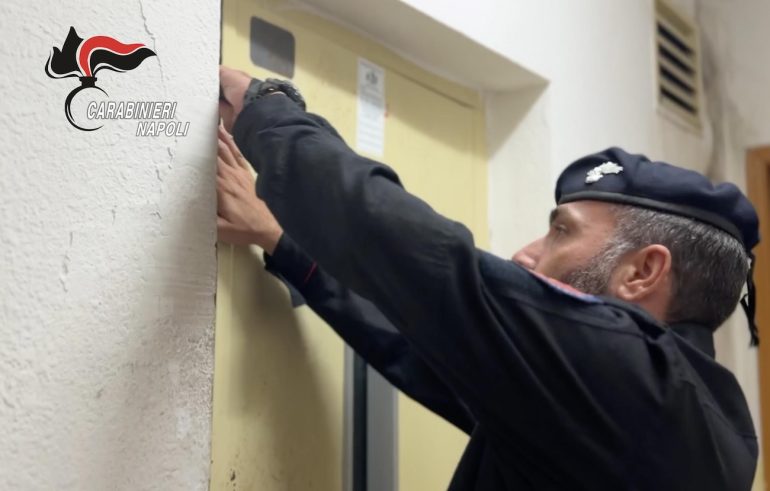 Napoli, blitz dei carabinieri: cocaina nell’armadietto del custode del cimitero di Secondigliano