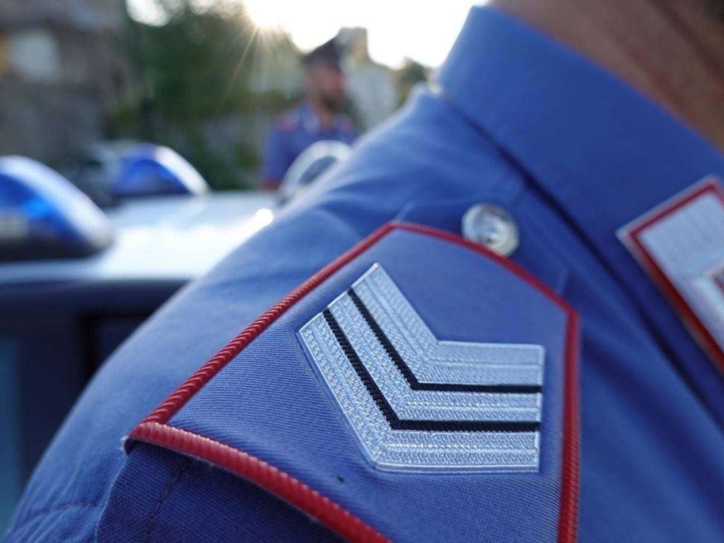 Nusco: ubriaco armato di coltello minaccia i familiari, poi ferisce un carabiniere. Arrestato