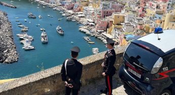 Procida, si finge turista per sfuggire alla cattura: smascherato truffatore seriale di anziani
