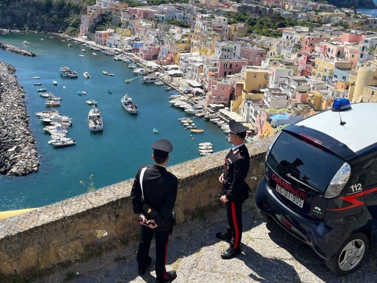Procida, si finge turista per sfuggire alla cattura: smascherato truffatore seriale di anziani