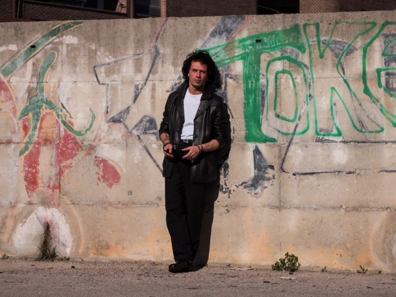 Maddalena: la Napoli elettrica nel nuovo album di Valerio Bruner