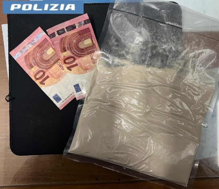 Napoli, blitz anti droga: 3 arresti della polizia