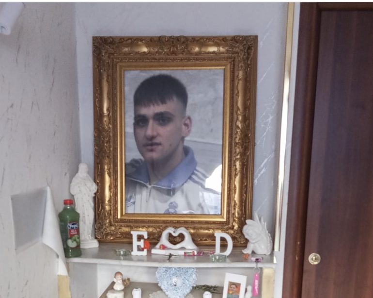 Napoli, fiaccolata per Emanuele Durante: corteo in memoria del 20enne ucciso a marzo
